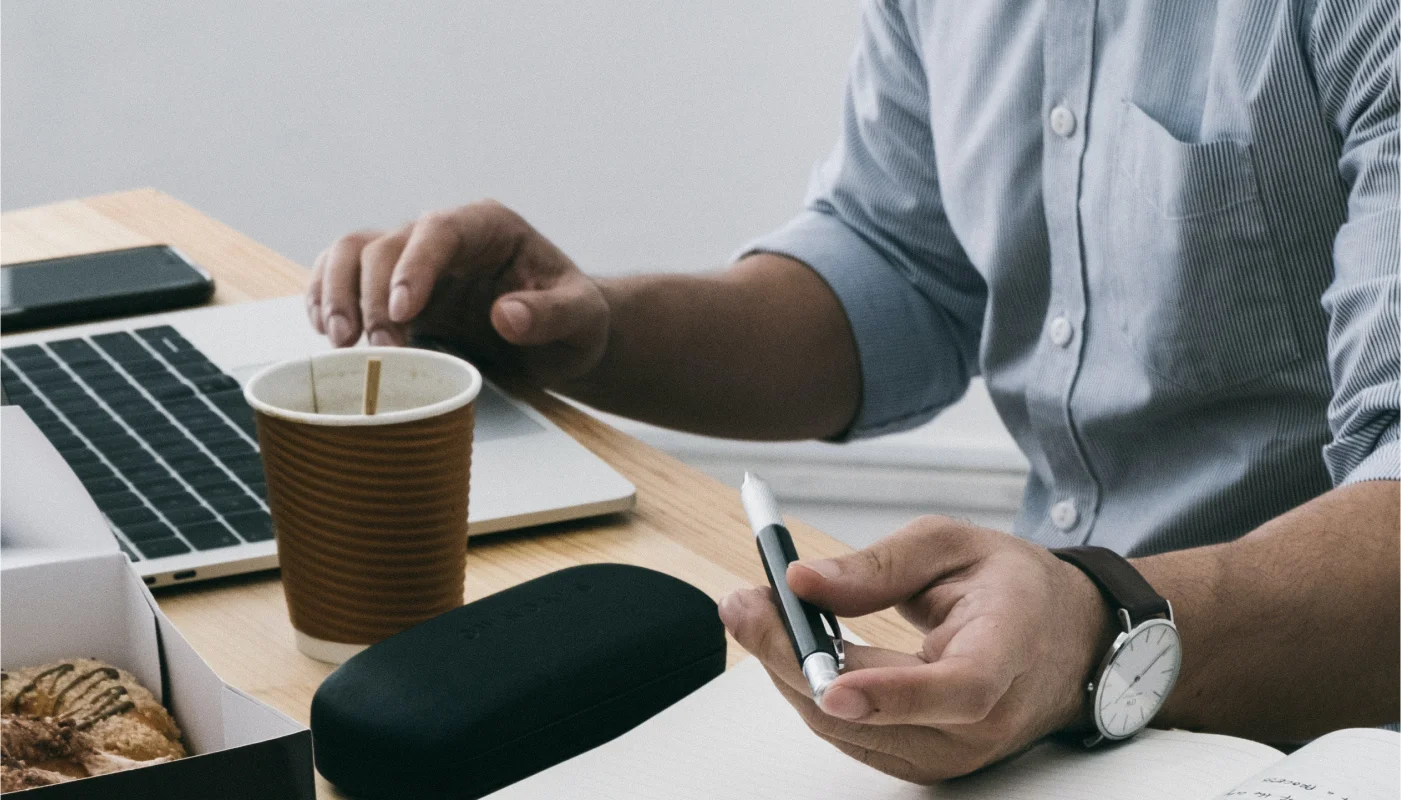 Stemningsbillede - Person ved arbejdsbord - Payview | Rain Creative